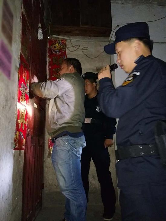 天水粗心妈妈误将幼女锁家中 民警全城寻开锁师傅开门